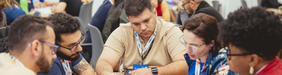 Grupo de pessoas em iniciativa SESI
