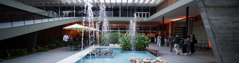 A imagem mostra um pátio interno do Museu de Arte Moderna do Rio de Janeiro