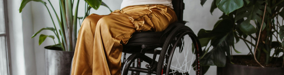 A imagem mostra uma mulher em uma cadeira de rosas