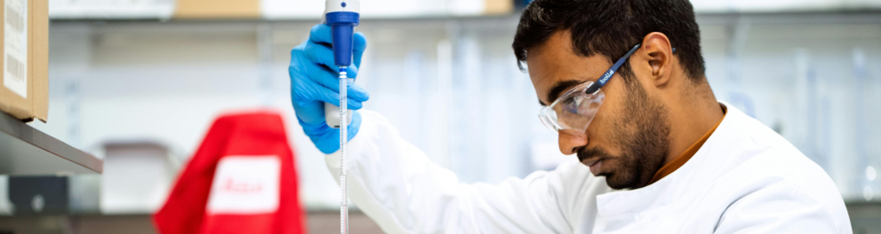 Um homem em um laboratório