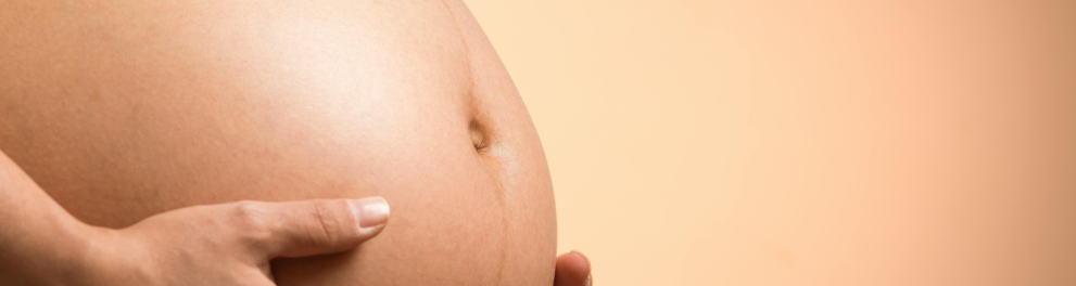 A imagem mostra a barriga de uma mulher grávida