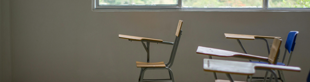 A imagem mostra uma sala de aula vazia