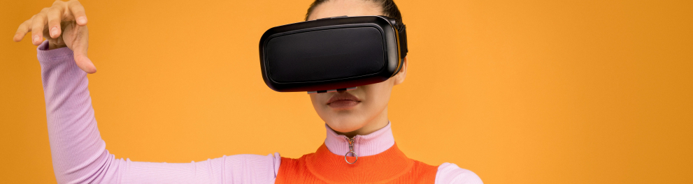 A imagem mostra uma mulher usando um óculos de realidade virtual