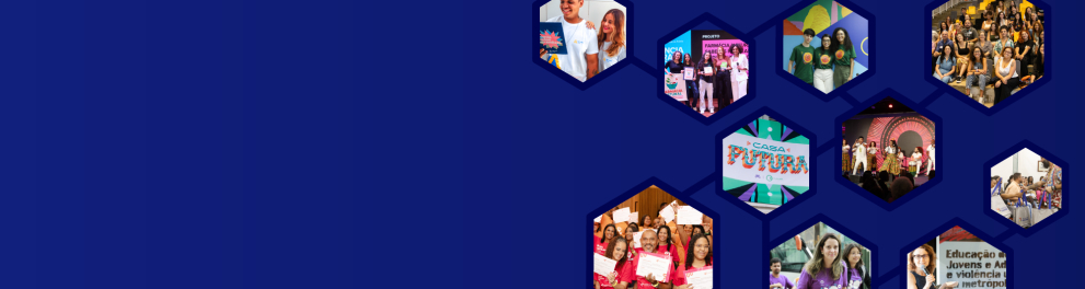 Fundo azul com um mosaico de fotos em formato hexagonal, mostrando pessoas jovens e adultas em atividades educativas e culturais, como formaturas, eventos, oficinas e apresentações artísticas. As imagens aparecem agrupadas à direita, transmitindo diversidade, participação coletiva e celebração.