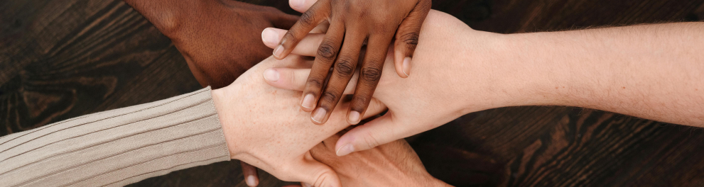 Mãos de diversas pessoas