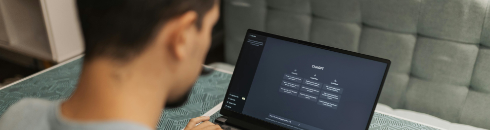 A imagem mostra um jovem rapaz usando um notebook com o chatgpt aberto