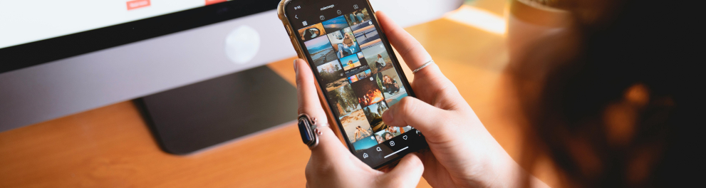 A imagem mostra uma pessoa usando um smartphone