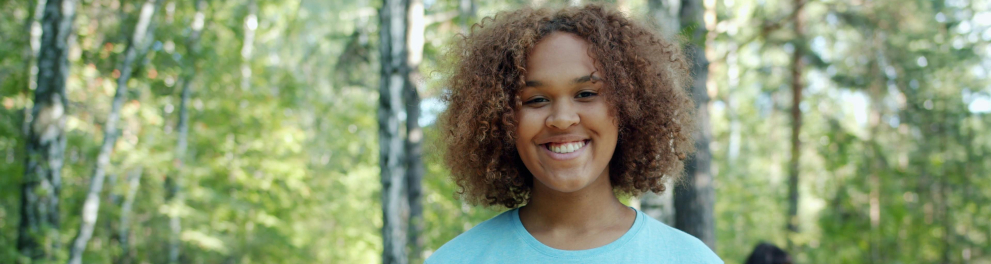 A imagem mostra um grupo de jovens voluntários