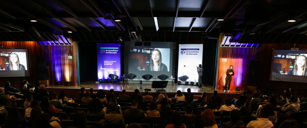 Público assiste a uma palestra.