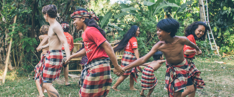 Crianças dão as mãos em uma roda