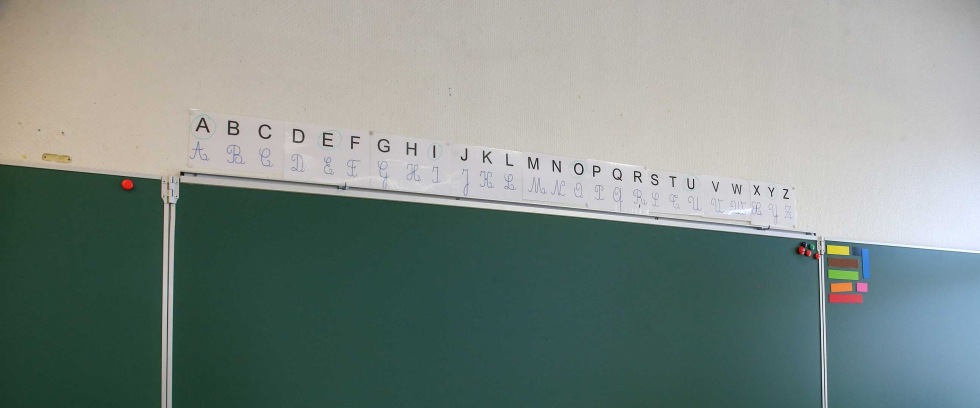 Um quadro de sala de aula sem nada escrito.