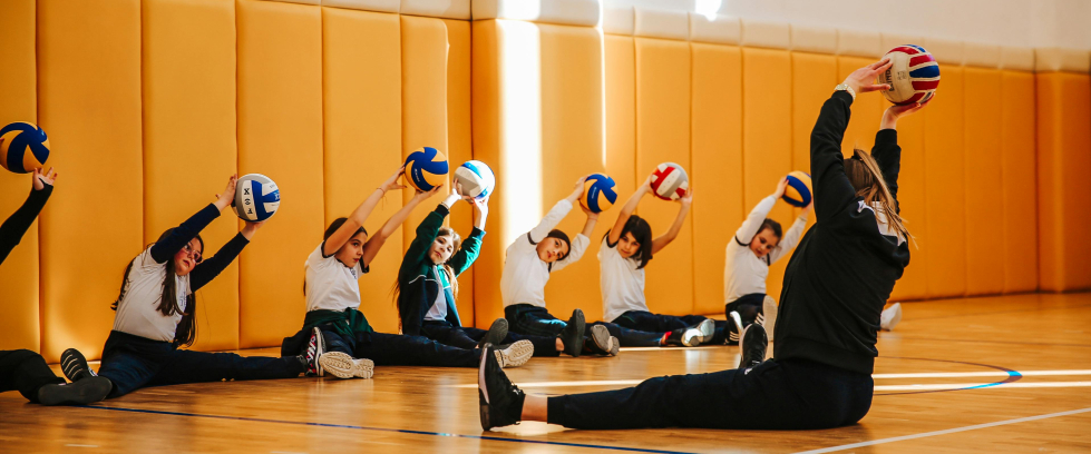 A imagem mostra uma aula de educação física