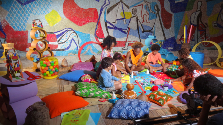 crianças brincando em um cenário colorido do Projeto A Cor da Cultura
