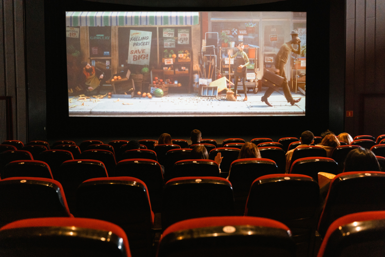Imagem mostra uma sala de cinema.