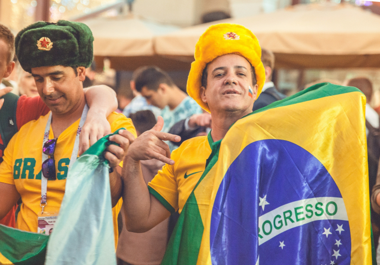 Imagem mostra um homem segurando bandeira do Brasil.
