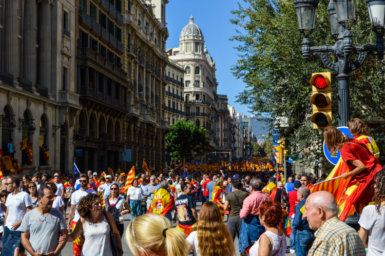 Imagem mostra pessoas na rua protestando.