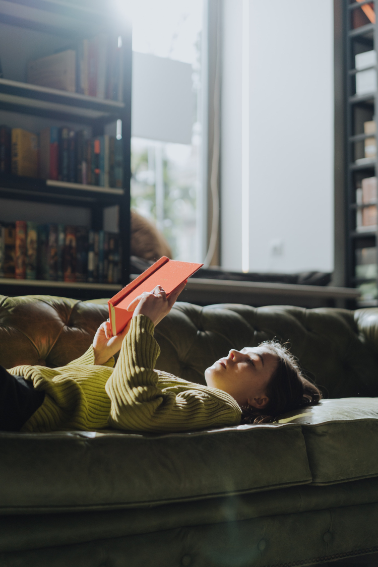 Imagem mostra uma mulher lendo