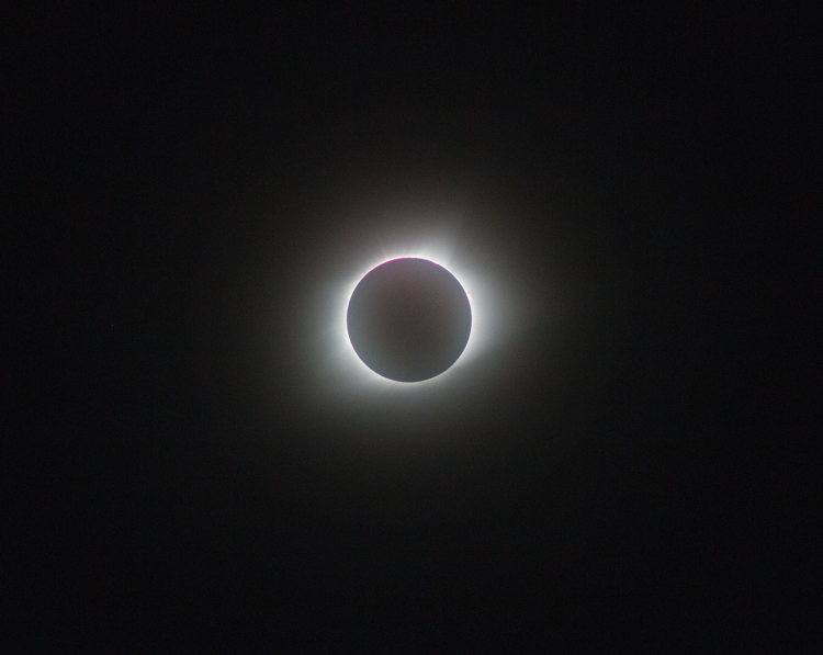 Imagem mostra acontecimento de eclipse solar e lunar