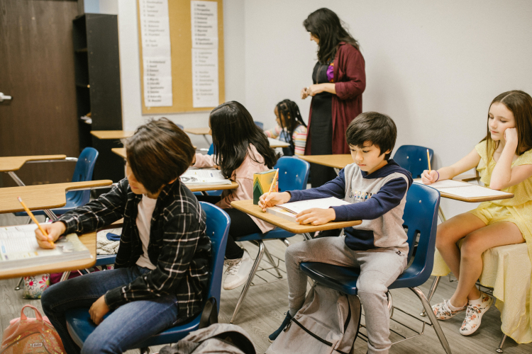 Imagem mostra alunos em espaço escolar