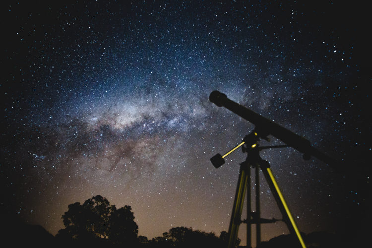 Imagem mostra telescópio e seu estrelado representando a astronomia 