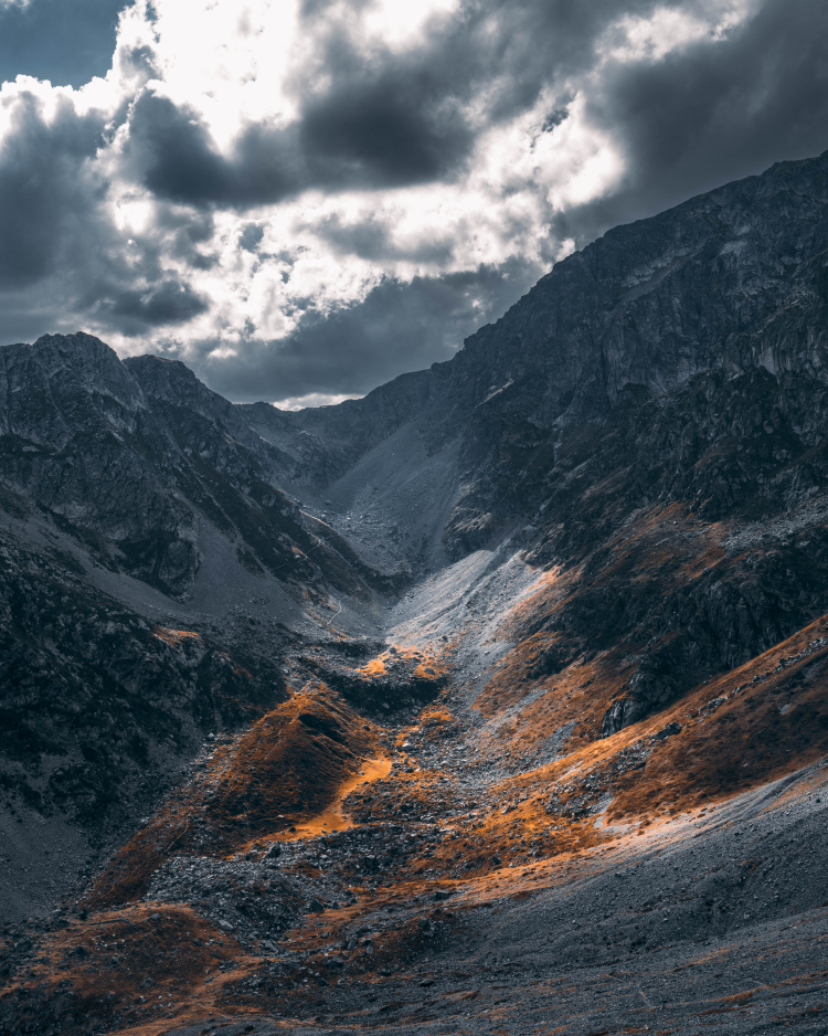 Imagem mostra montanhas.
