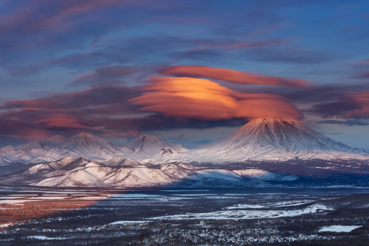 Imagem mostra montanhas.