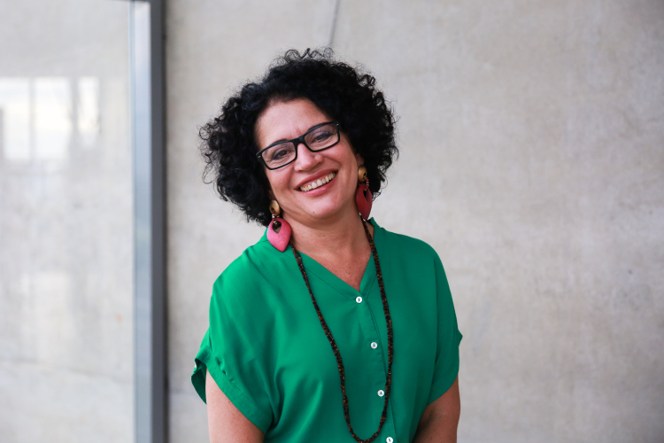 Uma foto de Viviane Mosé nos bastidores da gravação da série "Janelas de Inovação"