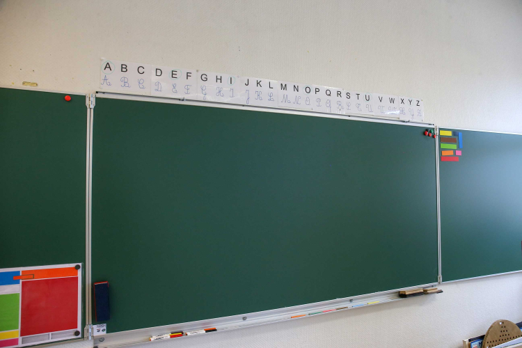Um quadro de sala de aula sem nada escrito.