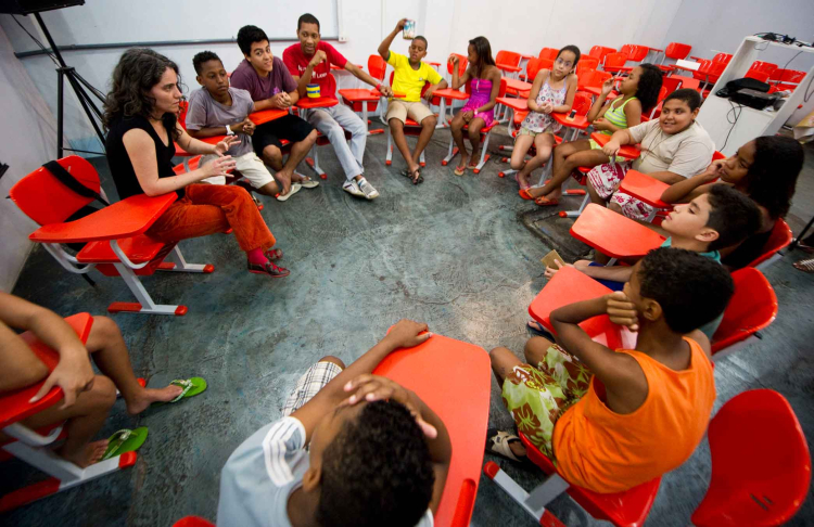 Uma sala de aula com estudantes sentados em uma roda