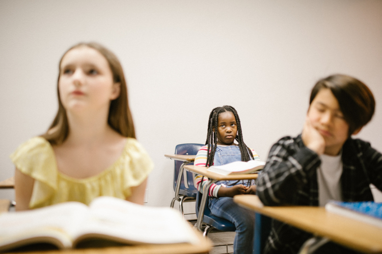 Imagem mostra alunos em espaço escolar