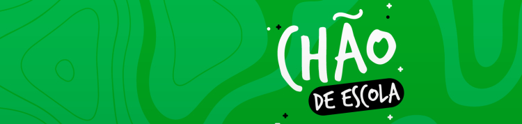 Fundo em verde, com logotipo do podcast Chão de escola em branco e preto.