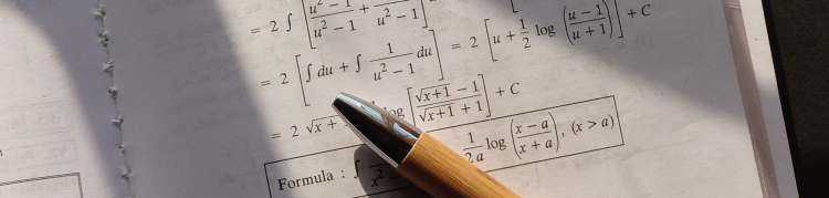 Um livro aberto em página com várias equações de matemática e uma caneta apoiada na página