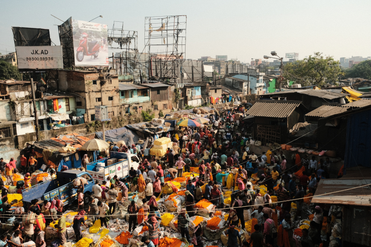 Imagem de uma população indiana em uma cidade do país
