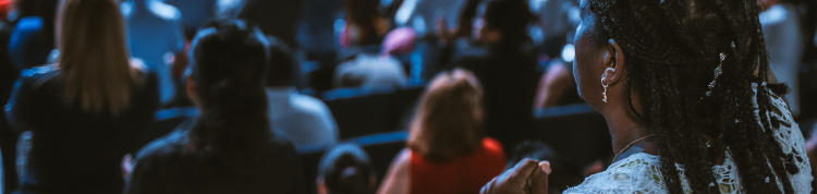 Imagem de uma plateia em uma conferência dentro de um auditório