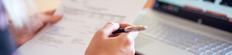 Uma pessoa analisando um papel 