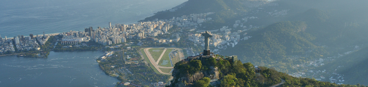 Imagem aérea de parte do Rio de Janeiro, mostrando basicamente o Cristo Redentor
