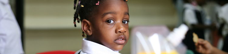 Uma menina negra em uma sala de aula