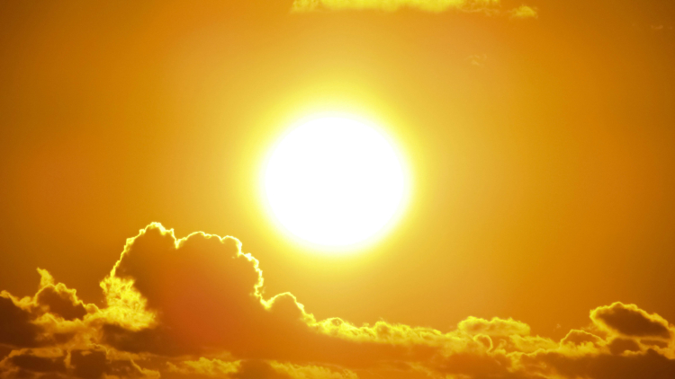 Imagem aproximada do sol bem forte no céu