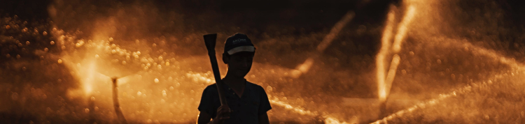 Um jovem em uma produção rural