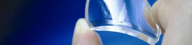 zoom em um pequenino pedaço retangular de grafeno, um material que parece vidro