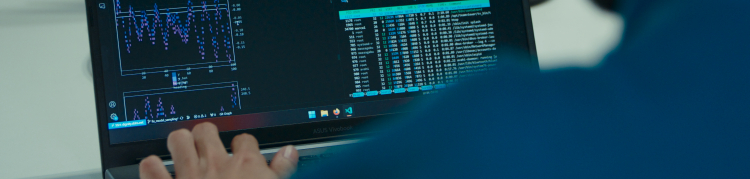 Um pesquisador de inteligência artificial mexendo em um computador