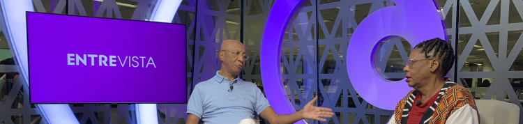 Hélio Santos na gravação do episódio Caminhos para o desenvolvimento do programa Entrevista: Educação Antirracista