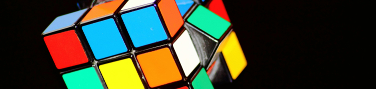 foto de um cubo mágico