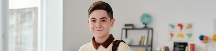 jovem com uma mochila nas costas