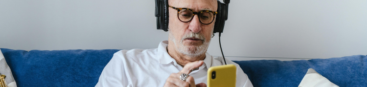 homem branco, idoso mexendo no celular