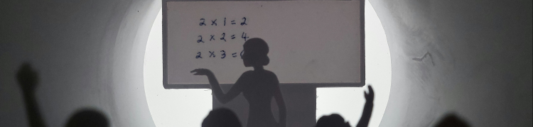 Ilustração mostra uma professora em uma sala de aula