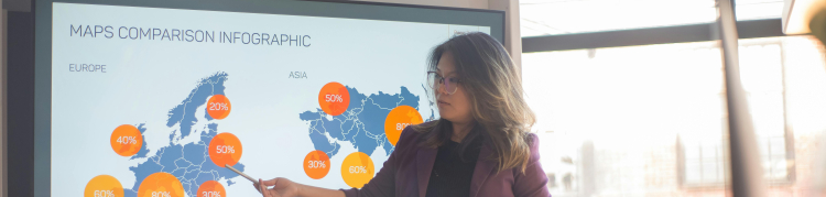 Imagem mostra mulher com ascendência asiática apresentando um slide