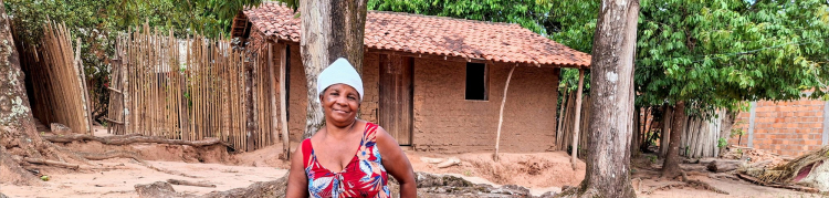 A lavradora Maria José em frente a casa de taipo no Quilombo Onça, em Santa Inês, no Maranhão. Foto: Katherine Martins