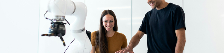 A imagem mostra dois jovens em um laboratório
