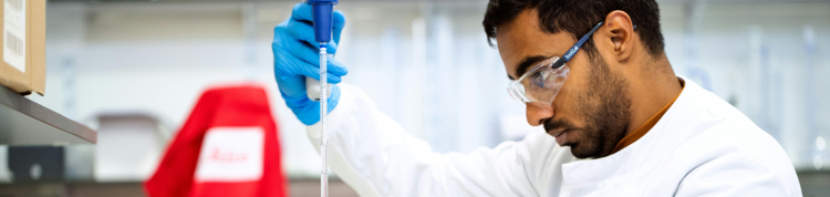 Um homem em um laboratório